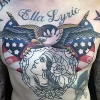 Tatuaje en el pecho, mujer linda nativa americana con bandera nacional y águila