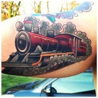 Tatuaje de tren de bíceps grande de estilo old school
