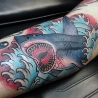 Oldschool Stil großer bös aussehender Hai Tattoo auf Unterarm