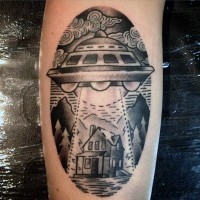 Tatuaje en el brazo,
  nave extraterrestre con casa, estilo old school negro blanco