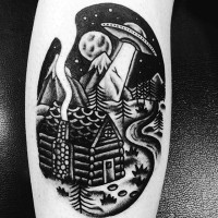 Tatuaje en la pierna, 
casa de madera y  nave extraterrestre en el cielo nocturno