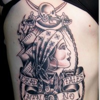 Tatuaje negro blanco en el costado, 
 mujer pirita combinada con barco, calavera y inscripción