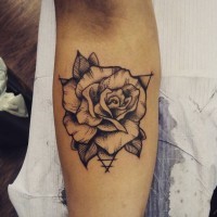 Tatuaje en el antebrazo,
rosa sola de colores negro blanco