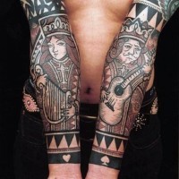 Tatuajes en los antebrazos, 
gente medieval con instrumentos musicales, estilo old school
