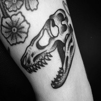 Oldschool Stil schwarzes Arm Tattoo von Dinosaurierschädel