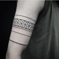 Tatuagem de bíceps de tinta preta de estilo old school de ornamentos geométricos