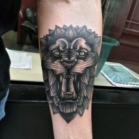 Tatuaggio di statua del leone con inchiostro nero avambraccio stile vecchia scuola