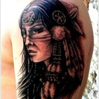 Tatuaje en el brazo,
mujer india severa, estilo old school negro blanco