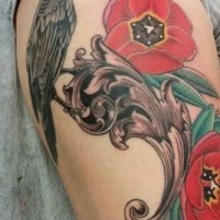 Tatuaje en el muslo,  flores bonitas con cuervo negro