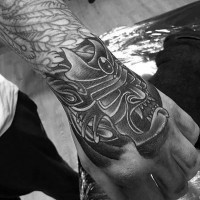 Tatuaje en la mano,  casco de guerrero samurái negro blanco