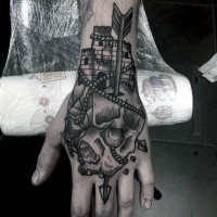 Oldschool Stil schwarzer Schädel mit Pfeil und Pfeil Tattoo an der Hand