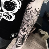 Tatuaje en el antebrazo,
mujer con máscara de zorro, cuernas y flores, estilo old school