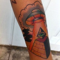 Tatuaje colorido en el antebrazo, 
pirámide con ojo y nave extraterrestre