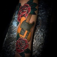 Tatuaje en el antebrazo, 
guitarra con dos rosas, old school multicolor