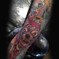 Oldschool Stil farbiges Arm Tattoo von dämonischem Wolf mit blutigem Messer