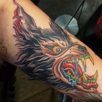 Oldschool Stil farbiges Arm Tattoo mit bösem Werwolf