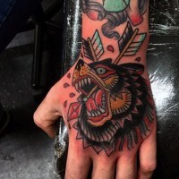 vecchia scuola stile colorato testa di orso bucato con frecce tatuaggio su mano