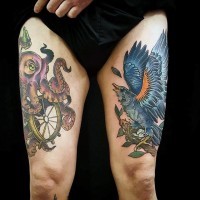 Tatuajes en los muslos,  pulpo de color púrpura con timón y pájaro azul en la rama