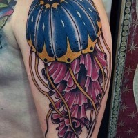 Tatuaje en el hombro,
 medusa linda de varios colores, estilo old school