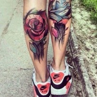 Oldschool Stil farbige große Rosen Tattoo an den Beinen