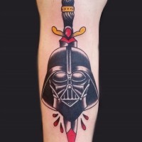 Tatuaje en el antebrazo, casco de Darth Vader perforado por espada, estilo old school