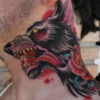 Tatuaje colorido en el cuello, lobo loco sanginario en estilo old school