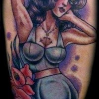 Oldschool Stil farbige Brünette verführerisches Pin Up Mädchen und rote Rosen Tattoo mit violettem Dunst