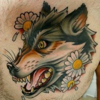 Tatuaje en el pecho,  lobo furioso con manzanillas bonitas, estilo old school