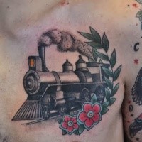 Old School Style farbige Brust Tattoo von Dampfzug mit Blumen