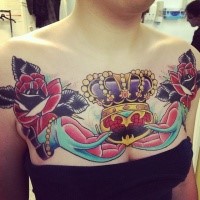 Oldschool Stil farbiges Brust Tattoo von dämonischen Händen mit Blumen und Krone