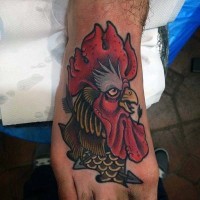 vecchia scuola stilizzato colorato testa di gallo tatuaggio su piedi