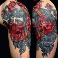 Oldschool Stil gefärbtes dämonisches Schulter Tattoo des Schädels wie Frau mit Blumen