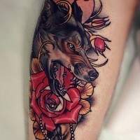 Tatuaje en el brazo, perro feroz entre rosas, old school