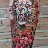 Tatuaje  de león furioso horroroso con rosa, estilo old school multicolor