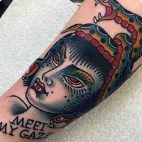 Tatuaje en el brazo, medusa gorgona horrorosa, estilo old school  multicolor