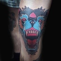 Oldschool Stil böser Affenkopf gefärbtes Tattoo am Knie