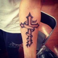 Tatuaje en el antebrazo,
cruz simple con cinta