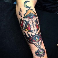 Tatuaje en el antebrazo,
pirámide exraño con ojos misteriosos, old school  multicolor