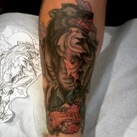 Oldschool Stil farbiges Unterarm Tattoo von Werwolf mit menschlichem Opfer
