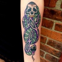 Oldschool Stil farbiges Unterarm Tattoo von der Schlange mit dem Schädel