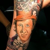 Oldschool Stil farbiges Unterarm Tattoo des Mannes im Zylinder Hut