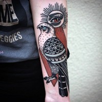 Oldschool Stil farbiges Unterarm Tattoo von Adler und Auge