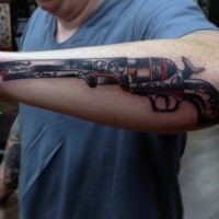 Oldschool Stil farbiges Unterarm Tattoo mit der antiken Revolver