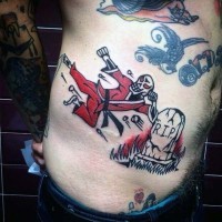 Tatuaje en el costado,  
esqueleto judoka en kimono rojo y lápida mortuoria