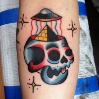 Tatuaje en el antebrazo, cráneo extraño multicolor con nave extraterrestre y pirámide,  estilo old school