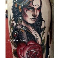 Tatuaje en el muslo,  gitana graciosa toda en joyas con rosa grande, old school