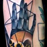 Tatuaje  de mano misteriosa con cráneo en la palma y símbolo secreto