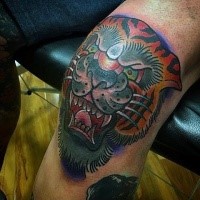 Oldschool Stil farbiges Knie Tattoo mit Tigergesicht