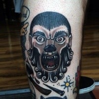 Oldschool Stil farbiges Bein Tattoo mit Werwolfs Gesicht