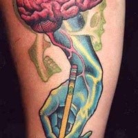 Oldschool Stil farbiges Bein Tattoo der menschlichen Hand mit Gehirn und Schädel